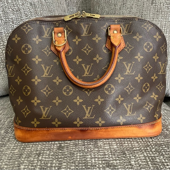 AUTHENTIC Monogram Alma PM Louis Vuitton bag authenticated by Authentic Street. - Picture 4 of 13